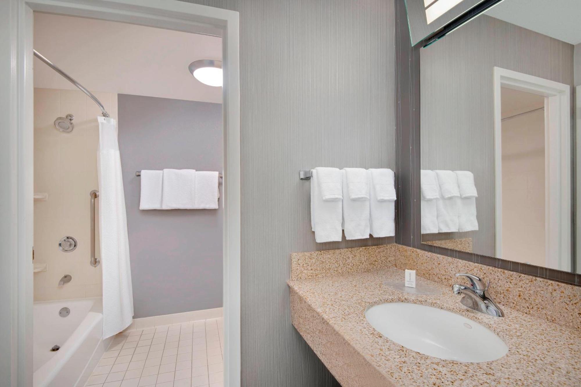 Courtyard By Marriott Savannah Midtown Exterior foto